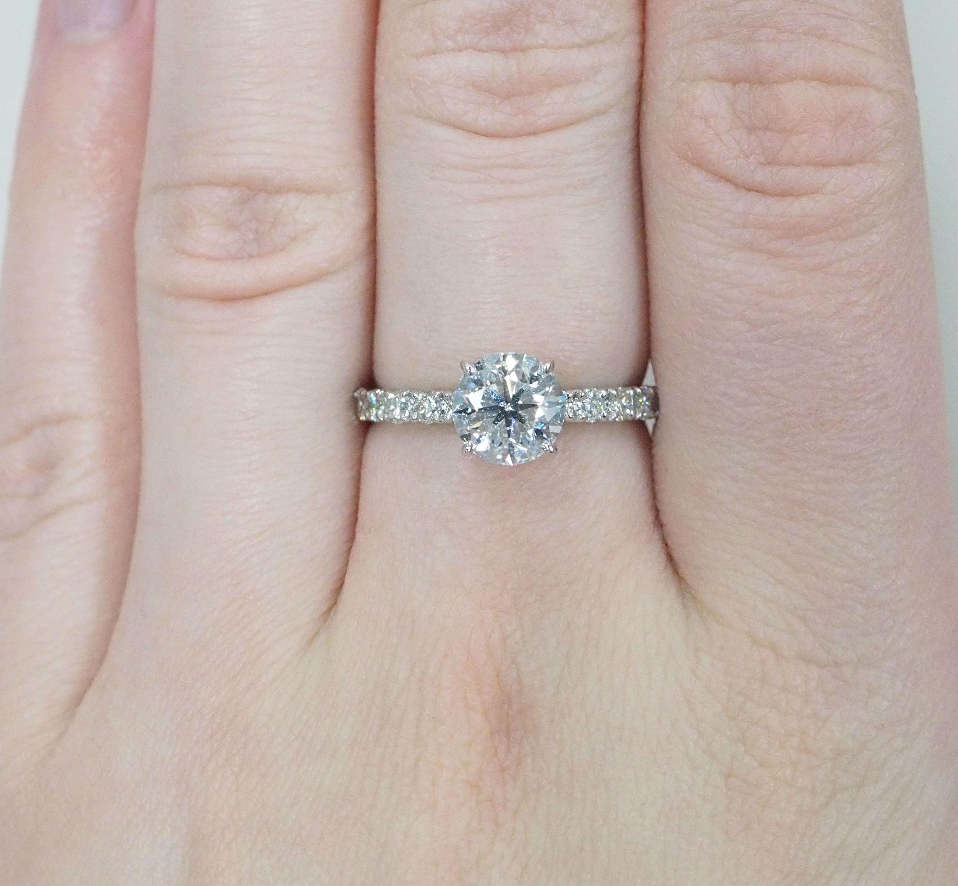 Кольцо из белого золота с бриллиантами